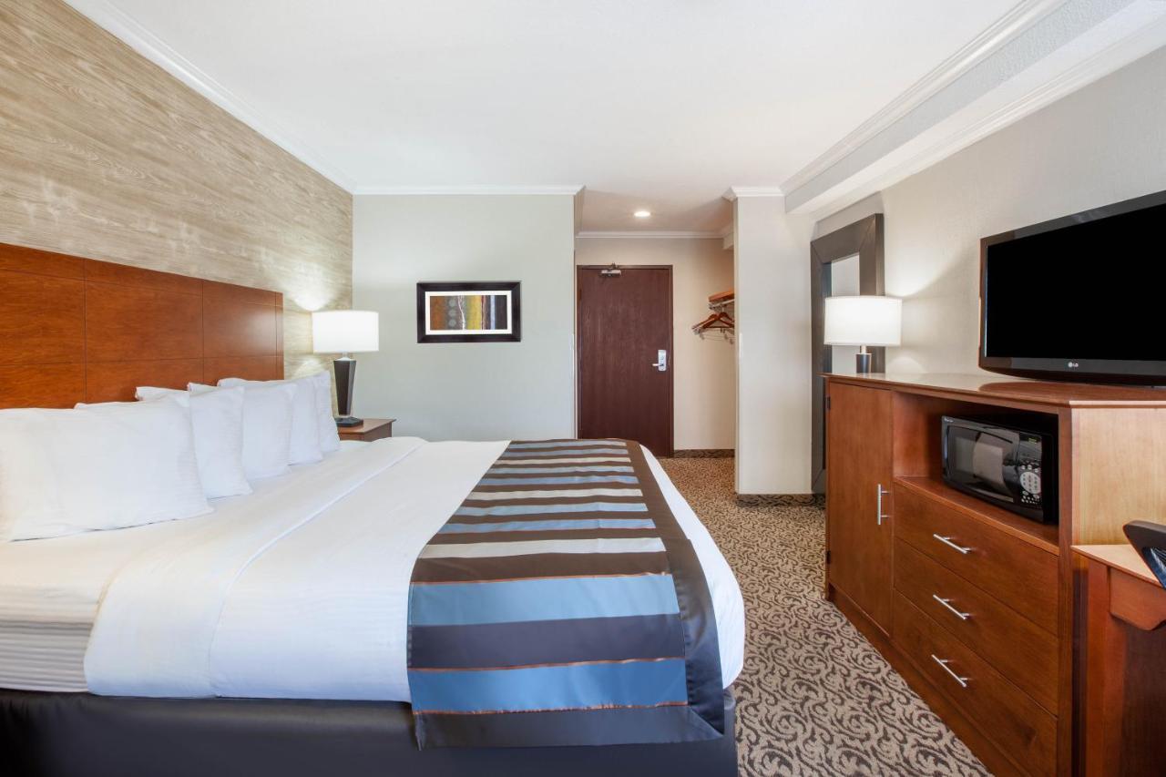 Wingate By Wyndham Detroit Metro Airport Hotel Romulus Exterior photo