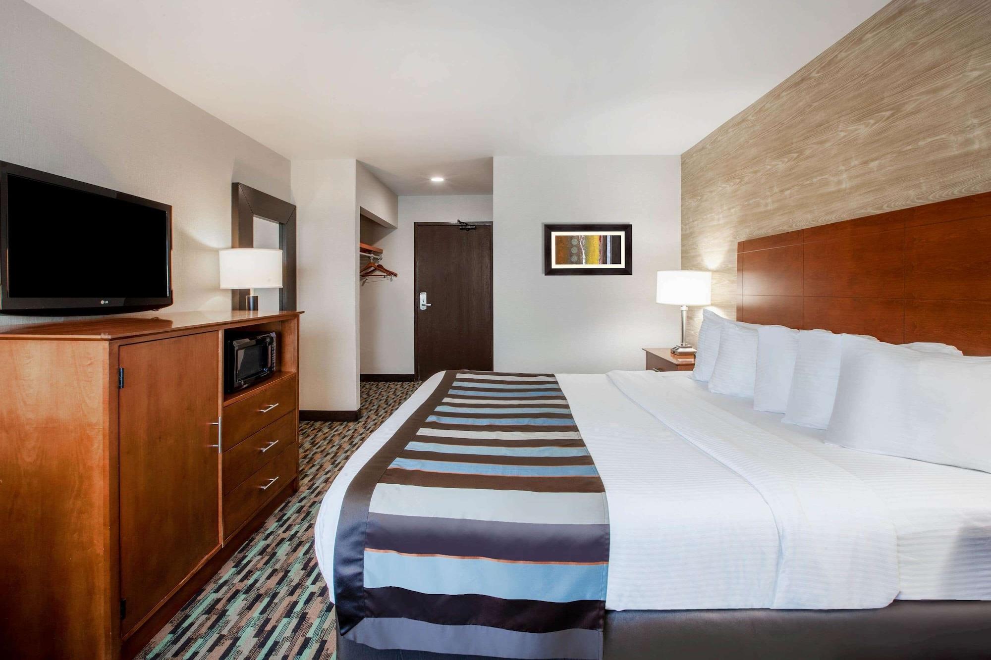 Wingate By Wyndham Detroit Metro Airport Hotel Romulus Exterior photo